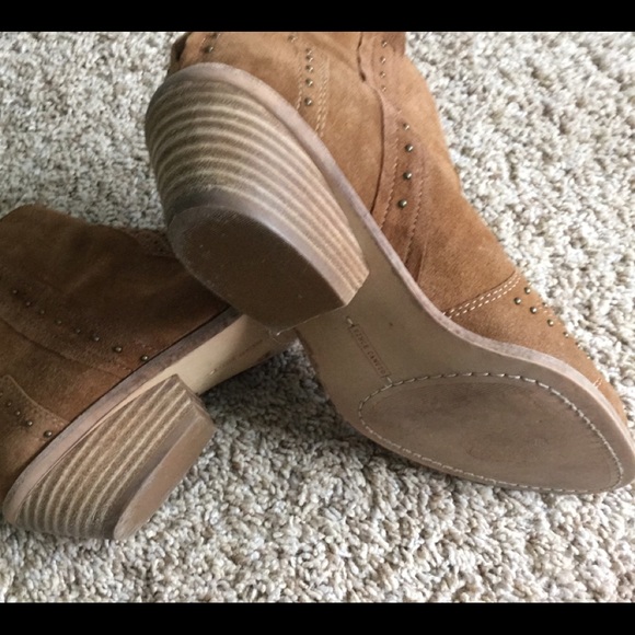 Vince Camuto ankle suede zipper in back - Picture 2 of 7